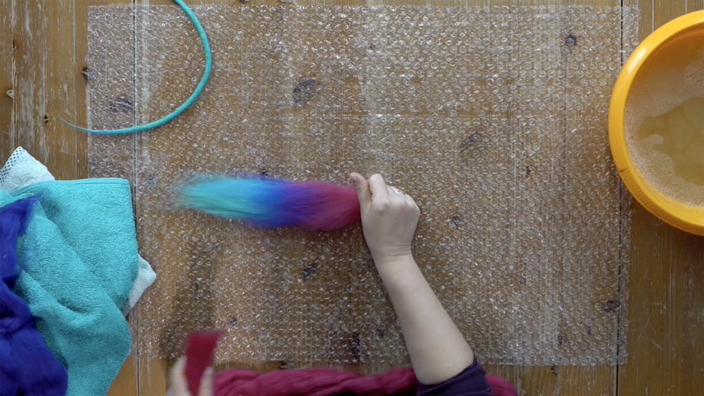 jak rozkładać wełnę aby powstał kolorowy filcowy sznurek - lekcje wideo dla początkujących