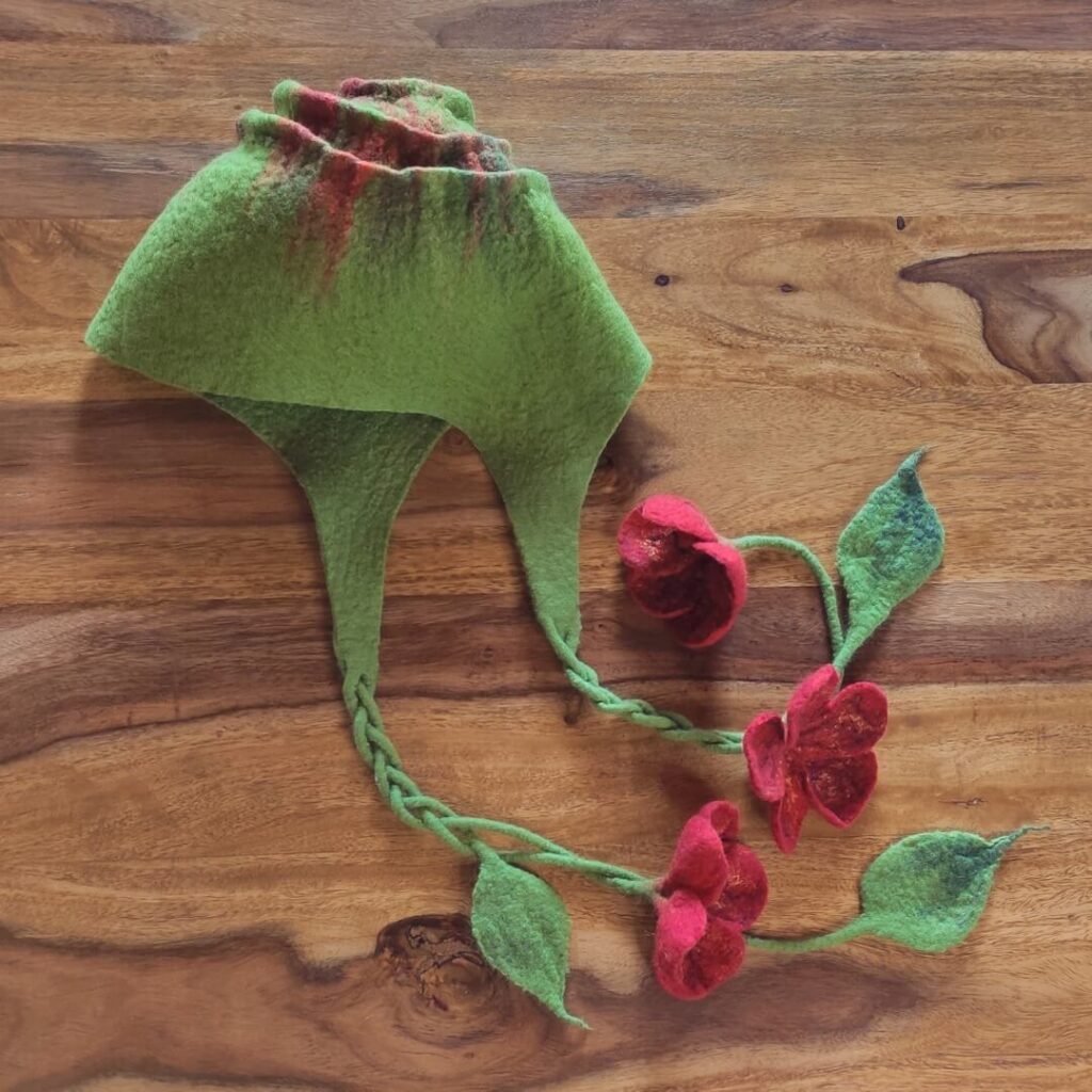filcowa czapka z kwiatuszkami - przykład zastosowania filcowych kwiatuszków z kursów wideo